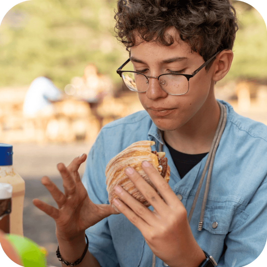 Home adolescente comiendo